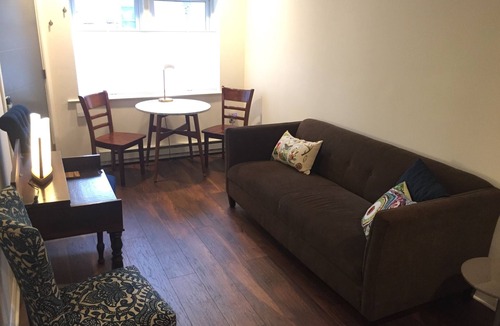 Lancaster Apartment | Simple - Relaxing - Modern City Space