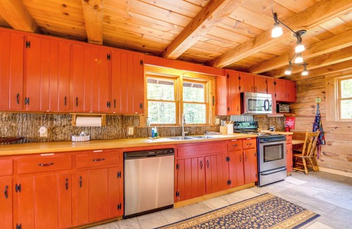 Waynesville Cabin | Sip, Soak & Unwind: Waynesville Cabin w/Hot Tub