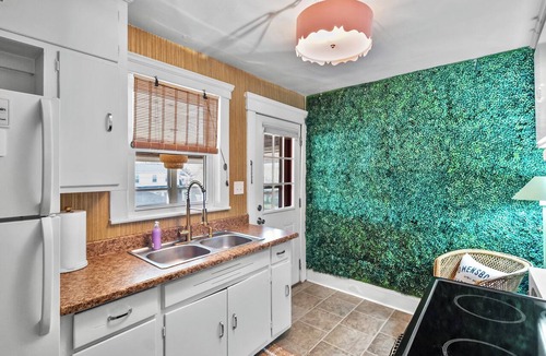 Owensboro House | Sip & Stay on Owensboro’s Whiskey Row Stylish 2BR Retreat