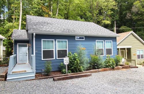 Bryson City Villa | Sitting on the Rock Modern Creekside Cottage in Bryson City