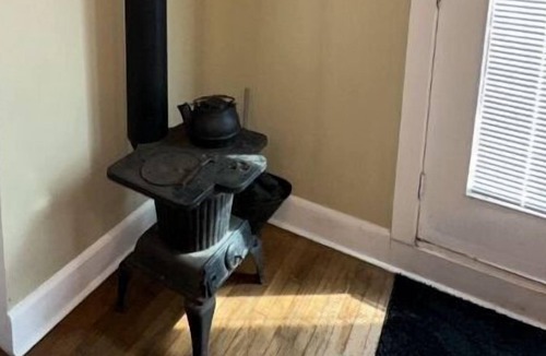 Matewan House | Situated in downtown, Matewan it is near all restaurants, museums and shops.