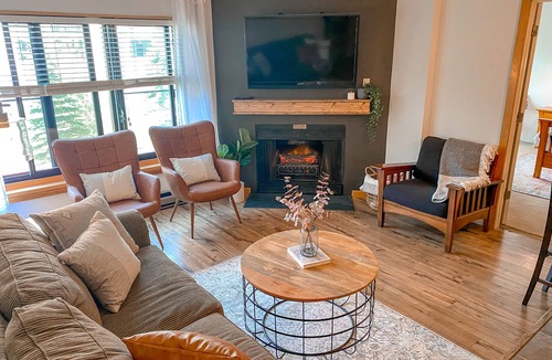 Snowshoe Condo | Ski In Ski out/Indoor & Outdoor Pools & Hot tubs/Luxury condo
