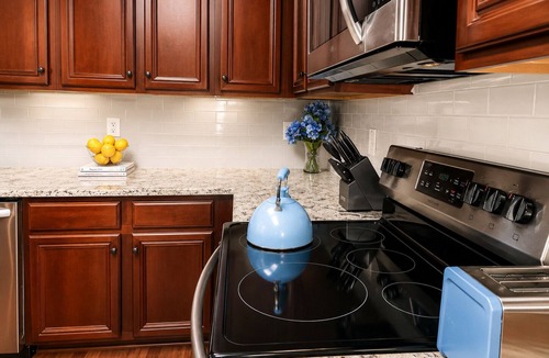 Clarkdale House | SkyCharge Suites. 20 Min to ATL Airport. EV Charger. Sleeps 6. Spacious Retreat