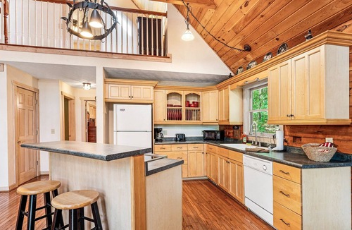 Jasper Cabin | Skyfall Lodge is a 3 bedroom 2 bath mountain cabin on 16 acres of land