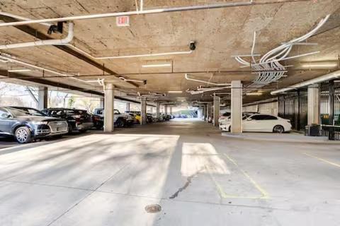Fourth Ward Apartment | Skyline Serenity- Gym, Walk to Bars and Restaurants