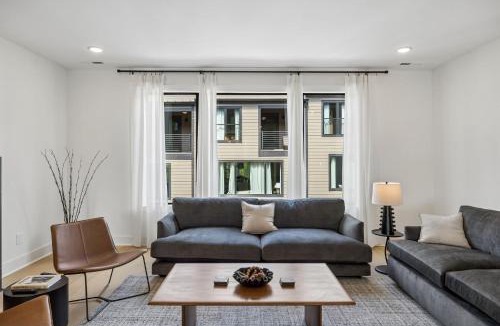 Hurwood Heights House | Sleek Nashville Trio Townhomes 9BR 3 Hot Tubs