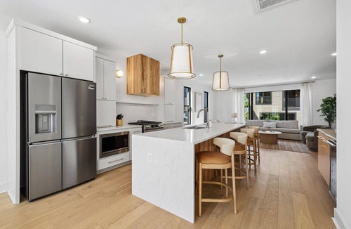 Hurwood Heights House | Sleek Nashville Trio Townhomes | 9BR + 3 Hot Tubs
