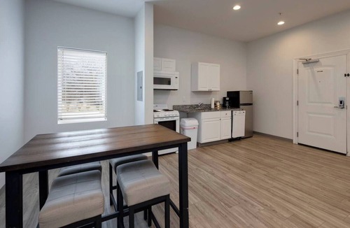 Maxwell House | 🔥 Sleeps 16 Guests | Walk to the best East Nashville Bars 🎸
