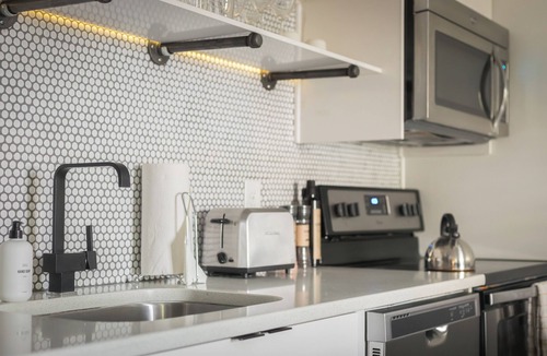 Rutledge Hill House | Sleeps 24 | Group-Friendly SoBro Stay Near Music & Downtown | SoBro Guest House