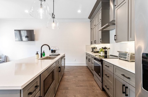 Eastwood House | SLEEPS 24 Keep the Secret 2 - 2 Units 8BR 8BA New townhomes