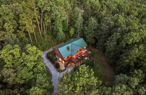 Sautee Nacoochee Cabin | Sleeps 28, 2 Cabins, 10BR/8BA, Hot Tub, Game Room, Firepit, King Beds, Helen, GA
