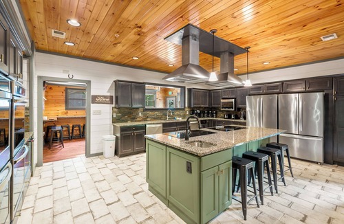 Gatlinburg Cabin | Sleeps 64 · Lodge · Hot Tubs · Theater