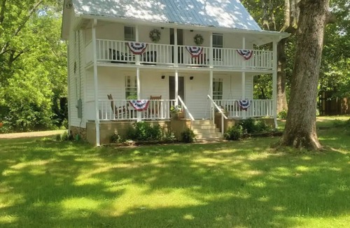 Demorest House | Small 1897 Farm House, super cozy on two acres