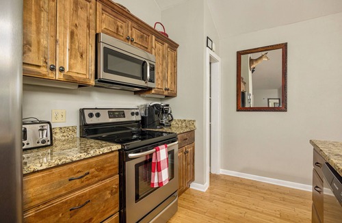 Chalet Village Ski Chalet | Smokey Summer⛰~Theater~5min to GSMNP~Hot Tub~2 Fireplaces