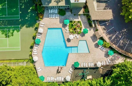 Chalet Village Ski Chalet | Smokey Summer⛰~Theater~5min to GSMNP~Hot Tub~2 Fireplaces