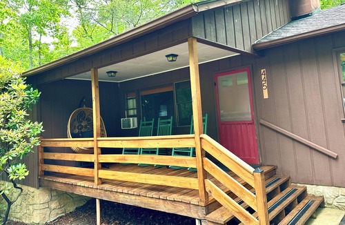 Maggie Valley Cabin | Smoky Mountain Creekside Retreat - Private Cabin with Backyard Stream