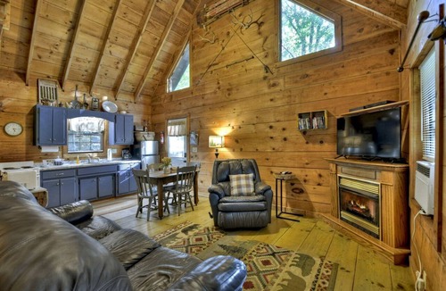 Copperhill Cabin | Snug and Cozy Cabin Rental with a Hot Tub near Copperhill for a Relaxing Vacation in Tennessee