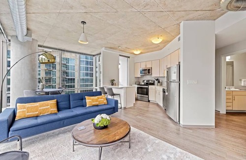 Sobro Apartment | SoBro Business Stay | Rooftop Views Close to Bridgestone & Symphony
