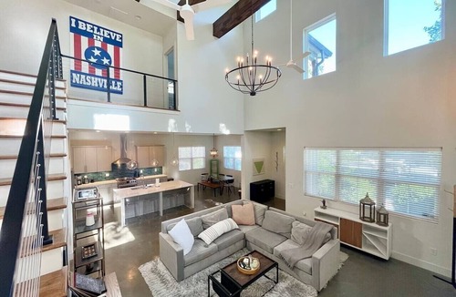 Shelby Hills House | Song Writer`s Retreat with Hot Tub - Near Broadway
