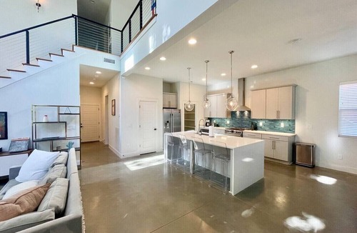 Shelby Hills House | Song Writer`s Retreat with Hot Tub - Near Broadway