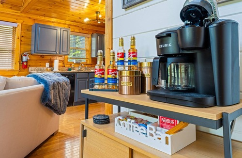 Gatlinburg Cabin | Spa Shower Couples Cabin | Hot Tub + Mt LeConte Views | Easy Access - 2026 new!