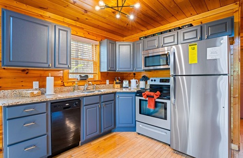 Gatlinburg Cabin | Spa Shower Couples Cabin | Hot Tub + Mt LeConte Views | Easy Access - 2026 new!