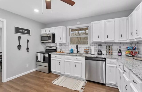 Waldron House | Spacious 3 Bed Home near Downtown & Airport (Family friendly!)