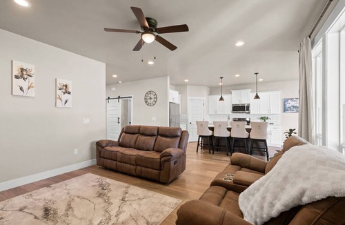 Boardman House | Spacious 3BR | 2.5BA 2-Story Easy Parking