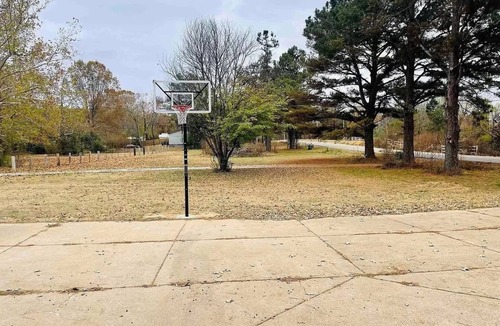 Oakland House | Spacious 4 -bedroom 3.5 bath Country Home on 3 acres 3300 sq ft
