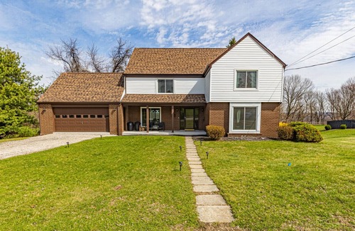 Ambridge House | Spacious 4BR Retreat with Gym, BBQ & Sleeps 14