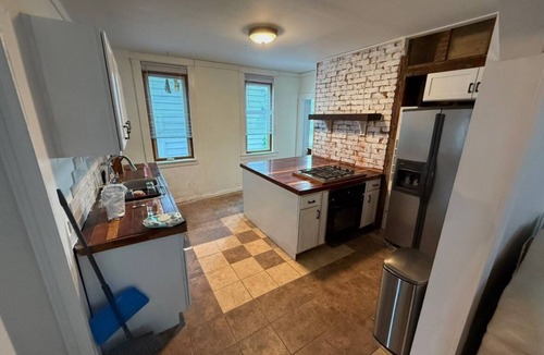 Parkersburg House | Spacious 5-bedroom house in charming Parkersburg with WiFi, AC