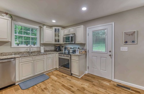 Johnson City House | Spacious 5BR Home Sleeps 9 Modern Comfort