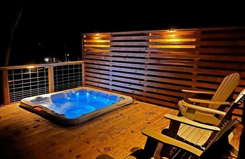 Gumlog House | Spacious 5BR Lakefront home with hot tub, ping pong, private dock