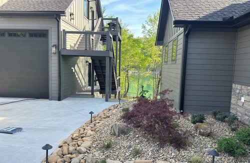 Big Creek House | Spacious 7-bedroom house with only 2 steps to the lake
