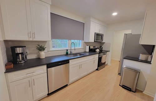 Drayton Apartment | Spacious Apartment With 2-King Master Bedroom Suits