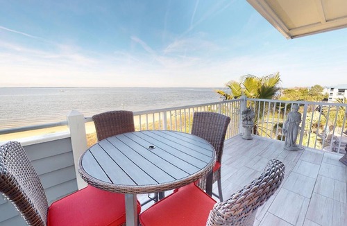 Tybee Island Condo | Spacious, bayfront villa w. community pool + fantastic views!