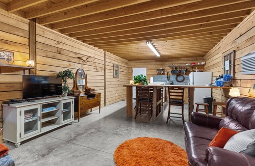 Winona Cabin | Spacious Brimstone Cabin-Sleeps 10-Pet Friendly-Multiple Hot Tubs