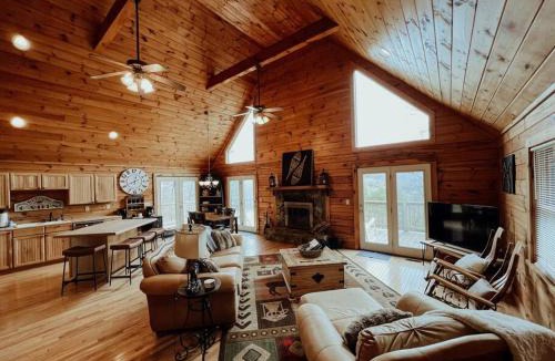 Blowing Rock Ski Chalet | Spacious, dog friendly cabin in Blowing Rock, NC