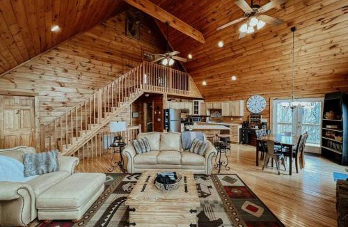 Blowing Rock Ski Chalet | Spacious, dog friendly cabin in Blowing Rock, NC