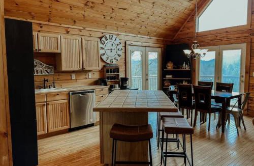 Blowing Rock Ski Chalet | Spacious, dog friendly cabin in Blowing Rock, NC