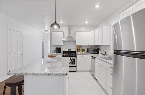 Pittsburgh House | Spacious - Fully Fenced Yard - Mins to AGH