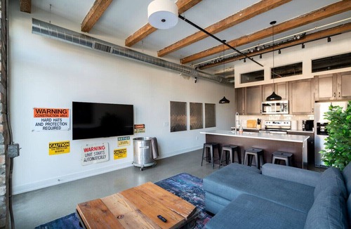 Italian Village Apartment | Spacious Industrial Flat - Short North