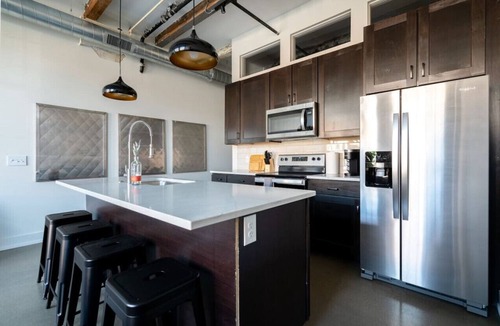 Italian Village Apartment | Spacious Industrial Flat - Short North