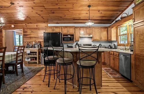 Martin Cabin | Spacious Lake Hartwell Retreat with Boat Slip and Covered Porch, Martin Georgia