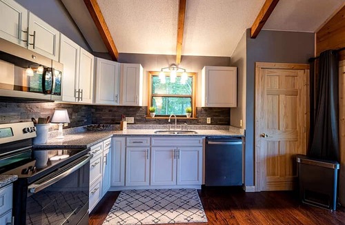 Topton Cabin | Spacious Lakeside House with Hot Tub for Glamping in Topton, North Carolina