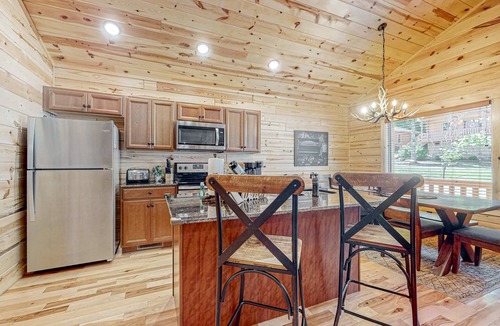 White Oak Lodge Cabin | Spacious Log Cabin・Hot Tub・Screened Porch・Games