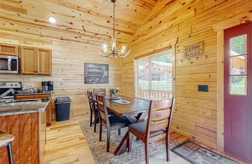 White Oak Lodge Cabin | Spacious Log Cabin・Hot Tub・Screened Porch・Games
