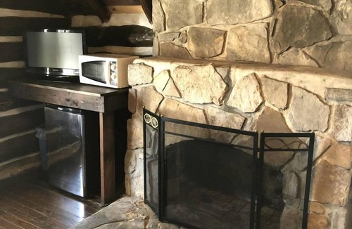 Markleysburg House | Spacious Log Cabin for an Unforgettable Family Adventure in Markleysburg, Pennsylvania