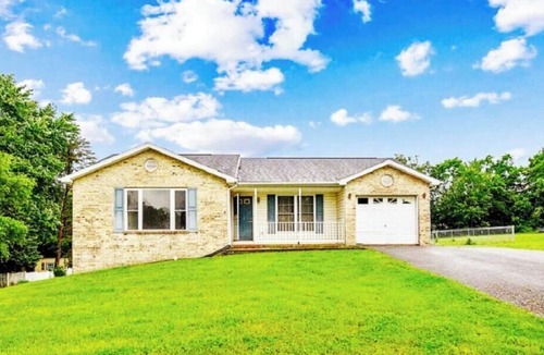 Martinsburg House | Spacious Martinsburg Ranch family friendly home. Near Hospital, I-81 & Downtown.