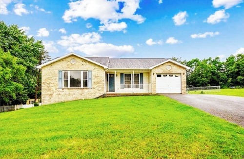 Martinsburg House | Spacious Martinsburg Ranch family friendly home. Near Hospital, I-81 & Downtown.